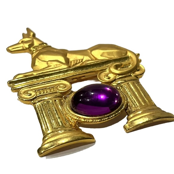 Vintage Egyptian Anubis w/ amethyst cabochon  signed JJ Brushed Gold Brooch Dog - Picture 2 of 7